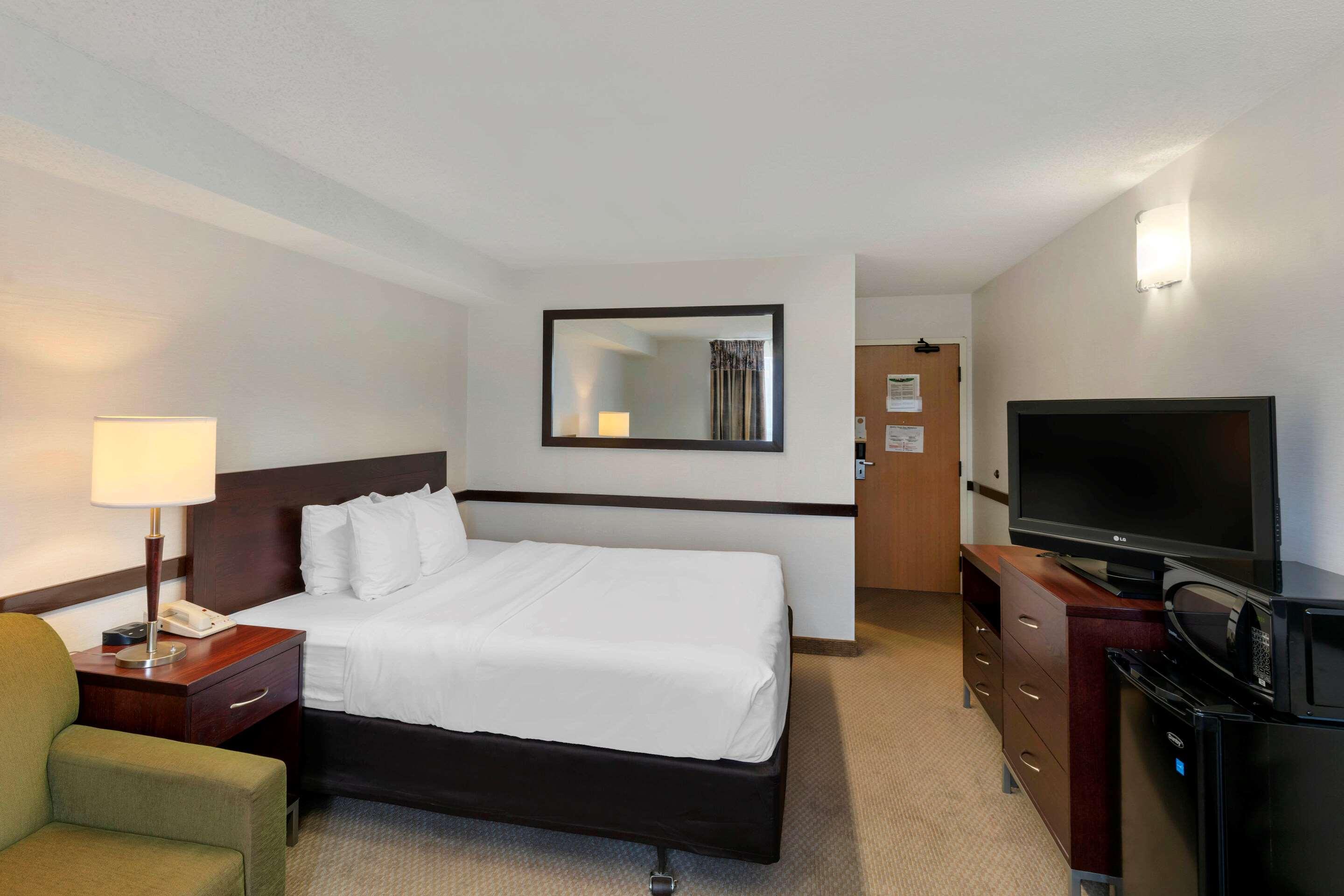 Quality Inn And Suites Montreal East Zewnętrze zdjęcie